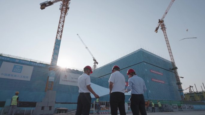 建筑师设计师在建筑工地前工作