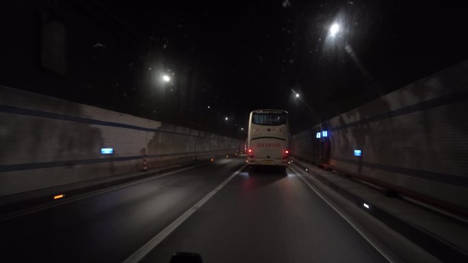 高速公路隧道内行驶的大巴车