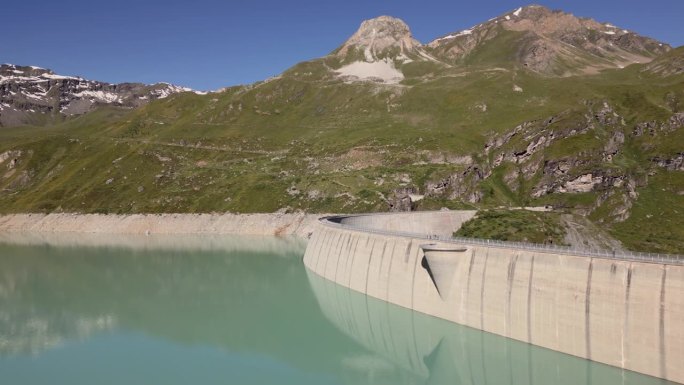 风景秀丽的山坝与绿松石水库