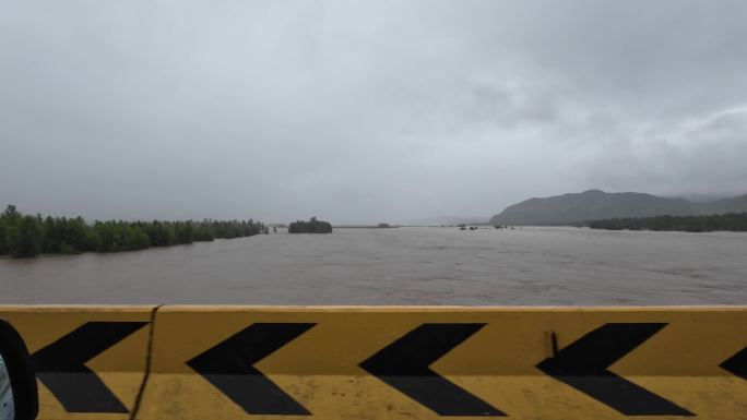 水灾玉米地 雨天开车