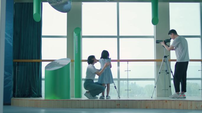 一家三口森林公园科普馆游玩