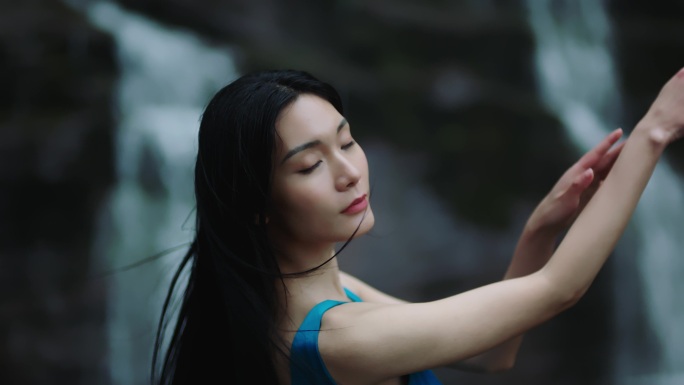 唯美女孩亲近自然感受自然女女孩游山玩水