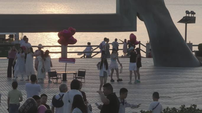 航拍威海公园画中画大相框广场海上日出游客