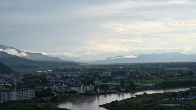 瑞丽江两岸的中缅边境延时风景