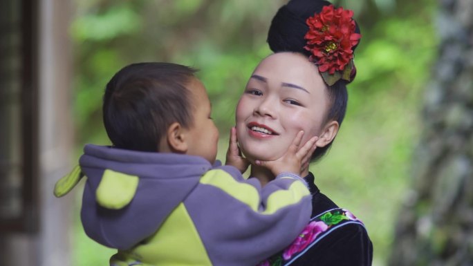 苗族妈妈抱着小孩的幸福