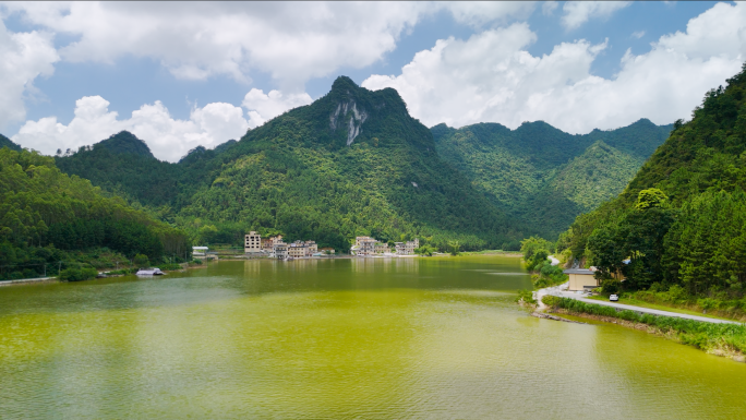 群山环抱碧水人家绿水青山畔