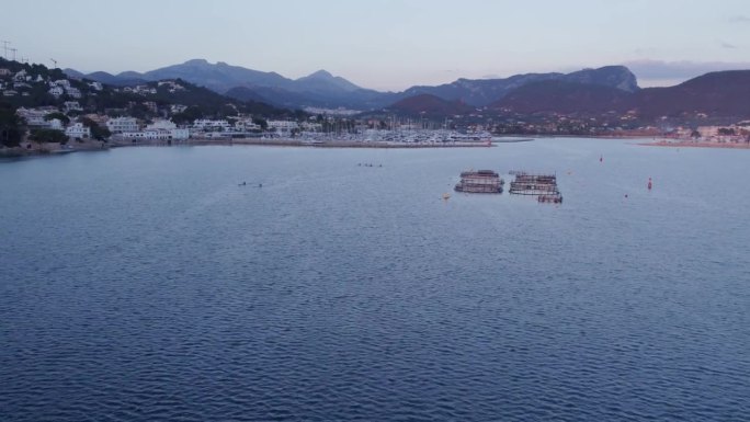西班牙，海港和海边山脉的鸟瞰图。