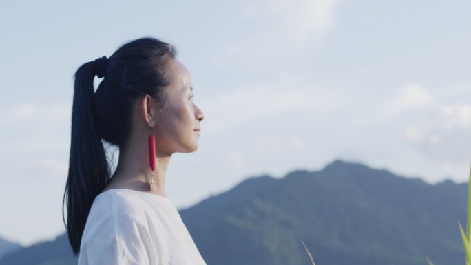 4K超清 女子稻田间 意象镜头 阳光温暖