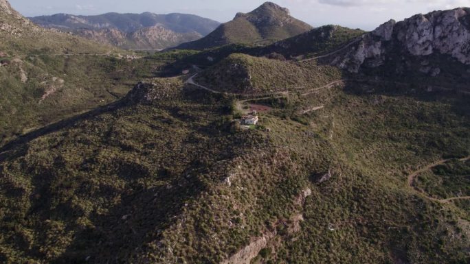 鸟瞰风景秀丽的山脉、丘陵和海岸线，安德拉克斯，马略卡岛，西班牙。