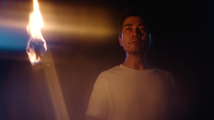 打火把的男人