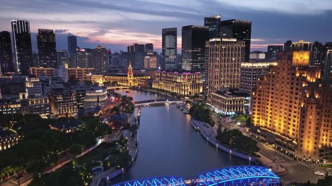 上海外滩附近苏州河沿岸的夜景鸟瞰图。