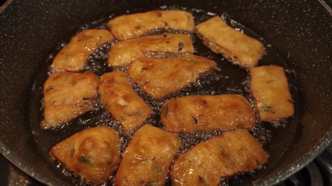 用煎锅煎出美味的食物