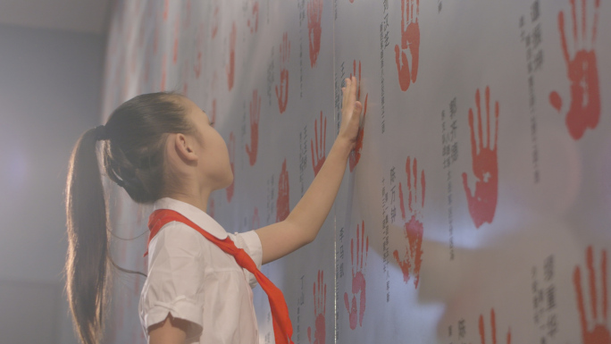 爱国主义教育老人小孩学生参观博物馆