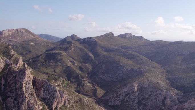 西班牙马略卡岛雄伟的山峰和崎岖的海岸线鸟瞰图。