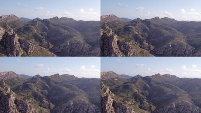 西班牙马略卡岛雄伟的山峰和崎岖的海岸线鸟瞰图。