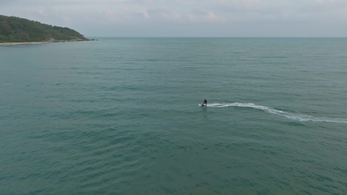 航拍万宁日月湾海滩风景游客玩耍冲浪