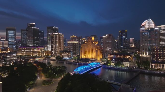 上海外滩附近苏州河沿岸的夜景鸟瞰图。