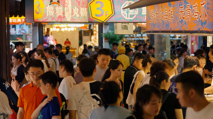 4k夜晚旅游古镇游玩古街人头小吃街