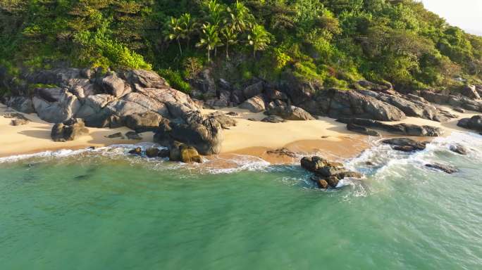 航拍海滩风景万宁日月湾海浪打礁石