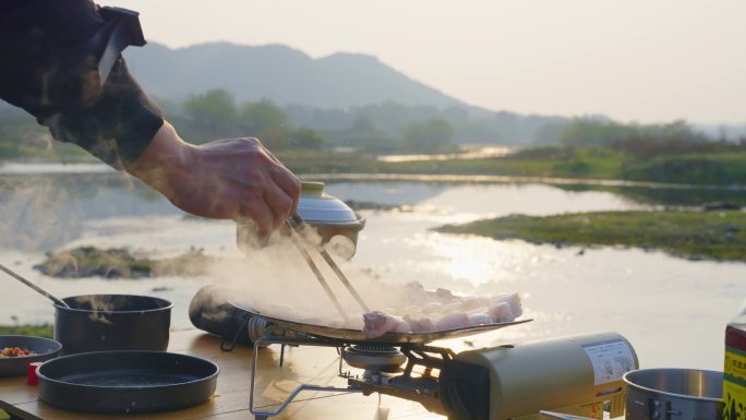 4k户外一个人露营溪流边烤肉夕阳落日