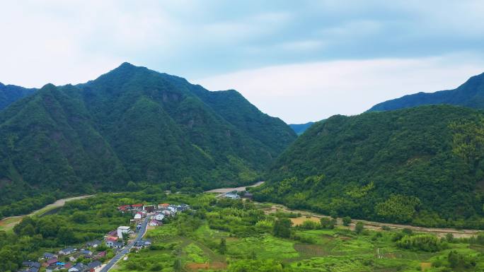 4k航拍山间溪流山里的村庄美丽乡村建设
