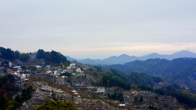 4k航拍下雪后的山村山腰间的村庄