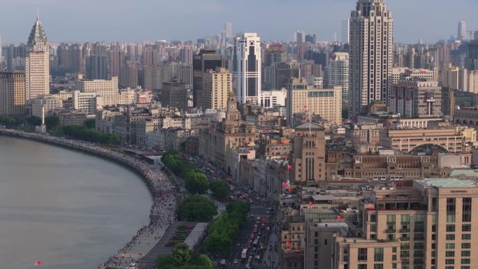 上海外滩和黄浦江鸟瞰图。