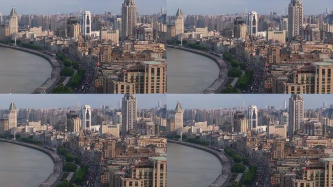 上海外滩和黄浦江鸟瞰图。