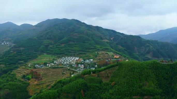 4k航拍清晨山腰间山顶的村庄原生态村庄