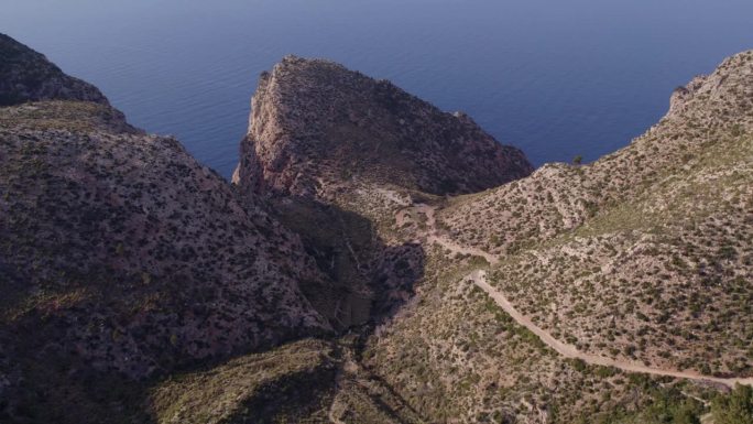 西班牙马略卡岛安德拉克斯，海边鸟瞰岩石海岸线。
