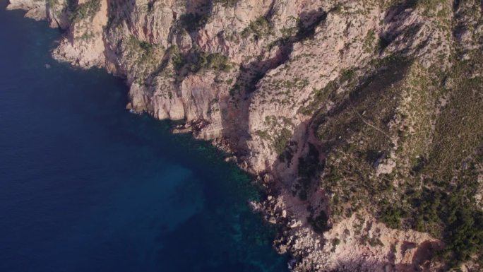 鸟瞰图的岩石海岸线和悬崖的海边，安德拉克斯，马略卡岛，西班牙。