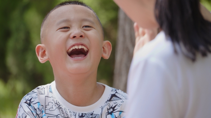 【4K】亲子的快乐时光公园玩耍嬉戏