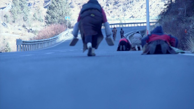 公路上磕长头的藏民