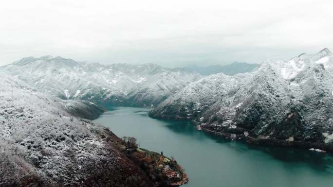 湖边冬日雪景航拍