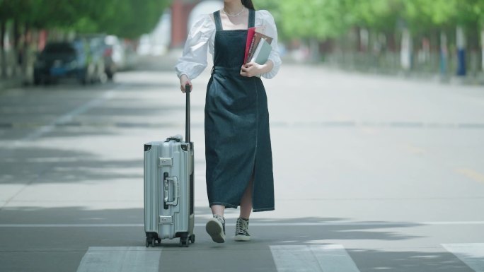 大学生拉行李箱新生入学开学