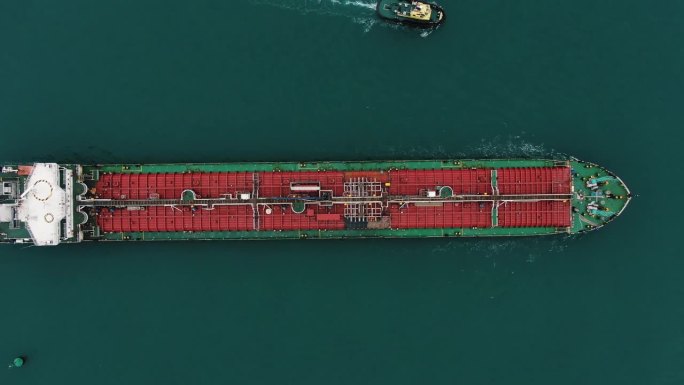 一艘巨大的货轮漂洋过海驶向港口。海运、货运、内河、海运。