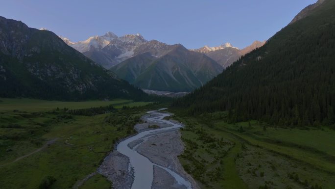 航拍夏塔雪山森林公园