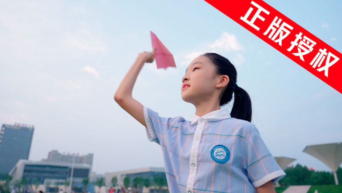 小朋友挥舞红旗奔跑 最新拍摄