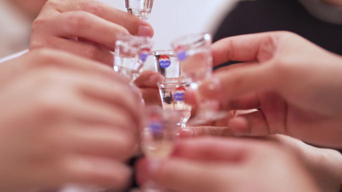 干杯碰杯酒桌上一起碰杯的亲朋好友