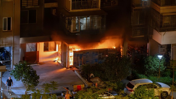 实拍电动车电瓶车起火 火灾