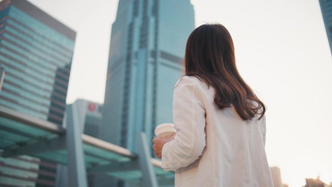 现代都市的女商人用电话走路上班