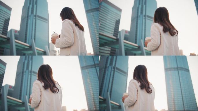现代都市的女商人用电话走路上班