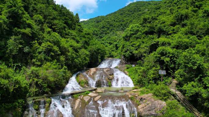 航拍深圳马峦山碧岭瀑布群