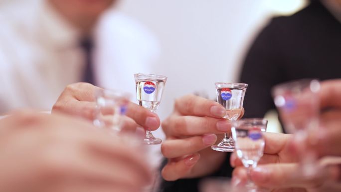 碰杯倒酒茅台酒干杯特写