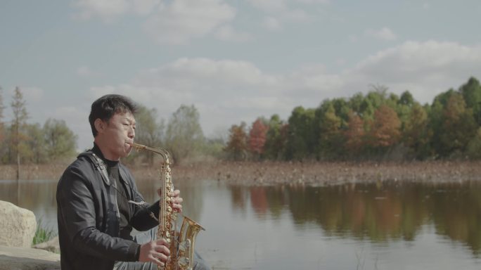 秋季树林边吹萨克斯