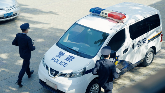警察办案出警抓捕嫌疑人 警车鸣笛警灯闪烁