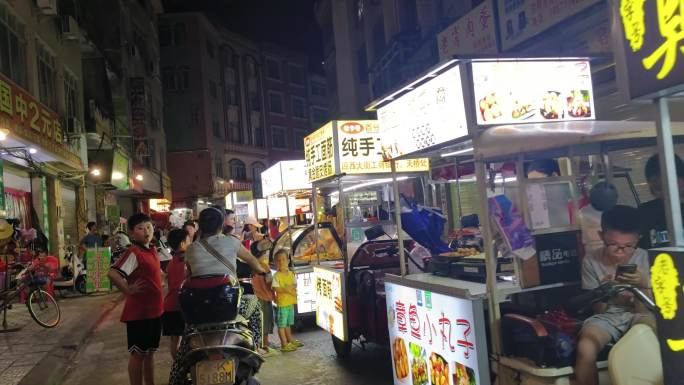 旅游小城地摊经济夜市人流夜餐经济美食小吃