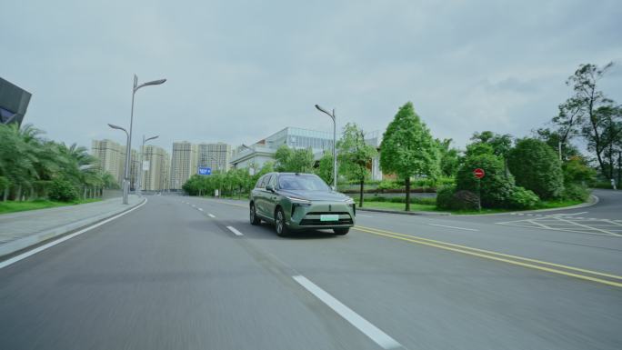 新能源汽车行驶在城市里