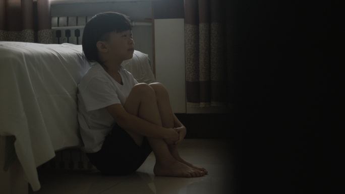 留守儿童自闭症儿童小孩难过小男孩忧伤