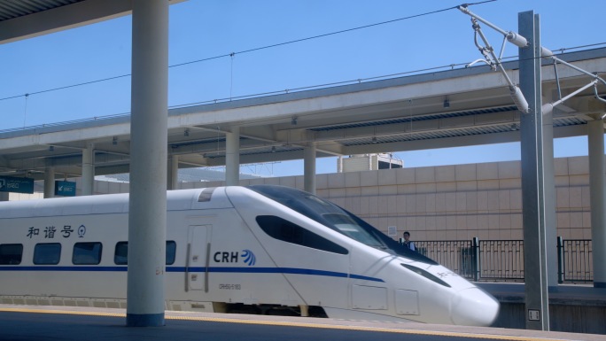 高铁进站、动车进站